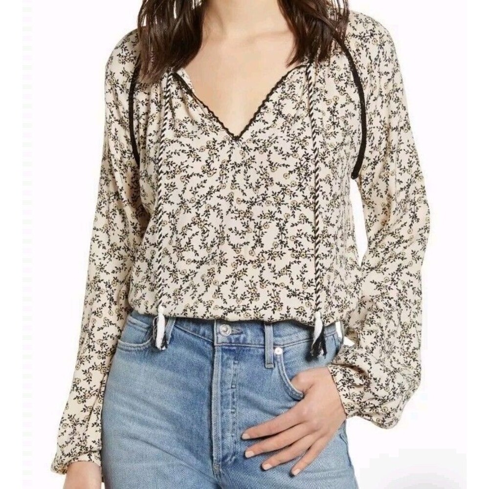 Cupcakes and Cashmere Halston Floral Peasant Blouse Viscose Small Tassle Top